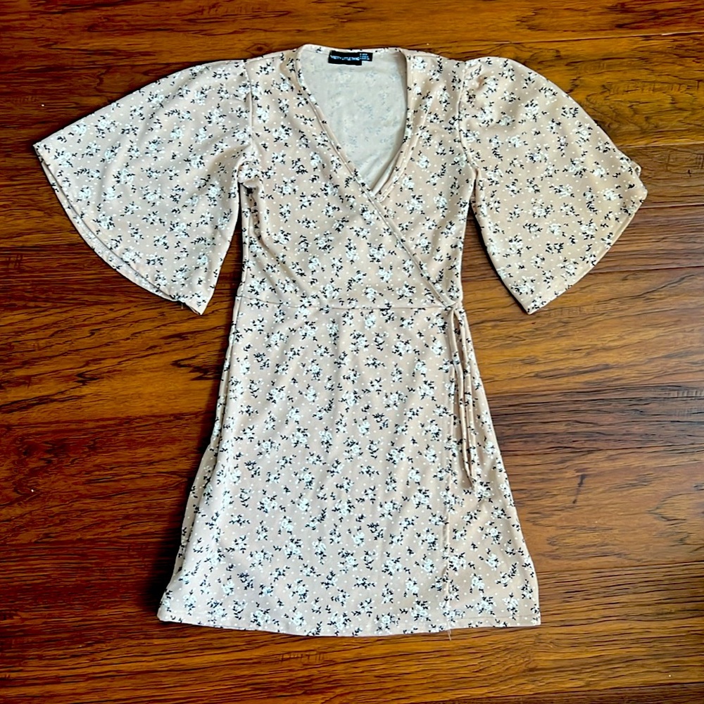 Mini tan floral wrap dress with wide arms!